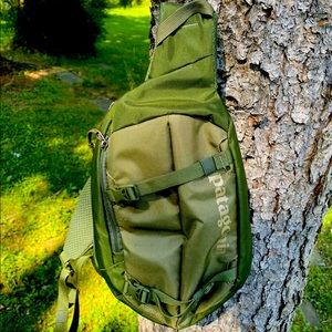 NWOT Green Patagonia Atom Sling 8L